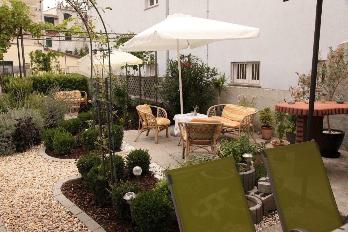 Apartments Mali Raj Vranjic Exterior foto
