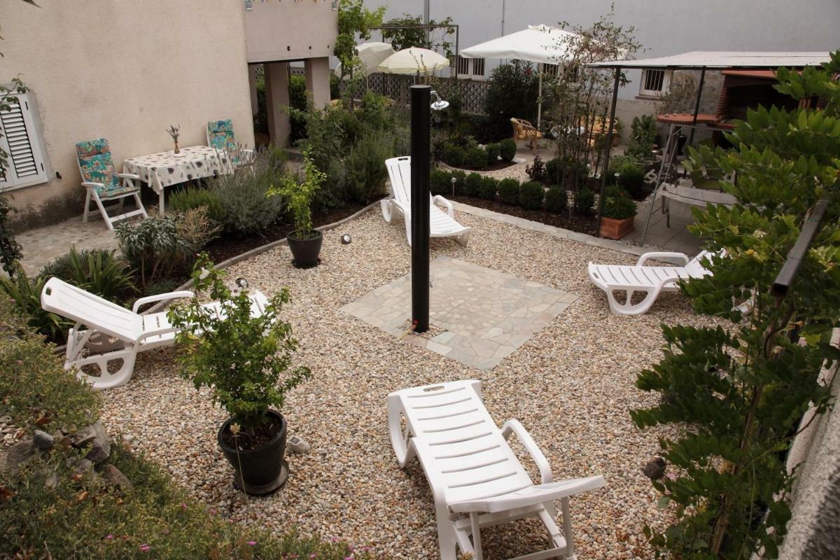 Apartments Mali Raj Vranjic Exterior foto