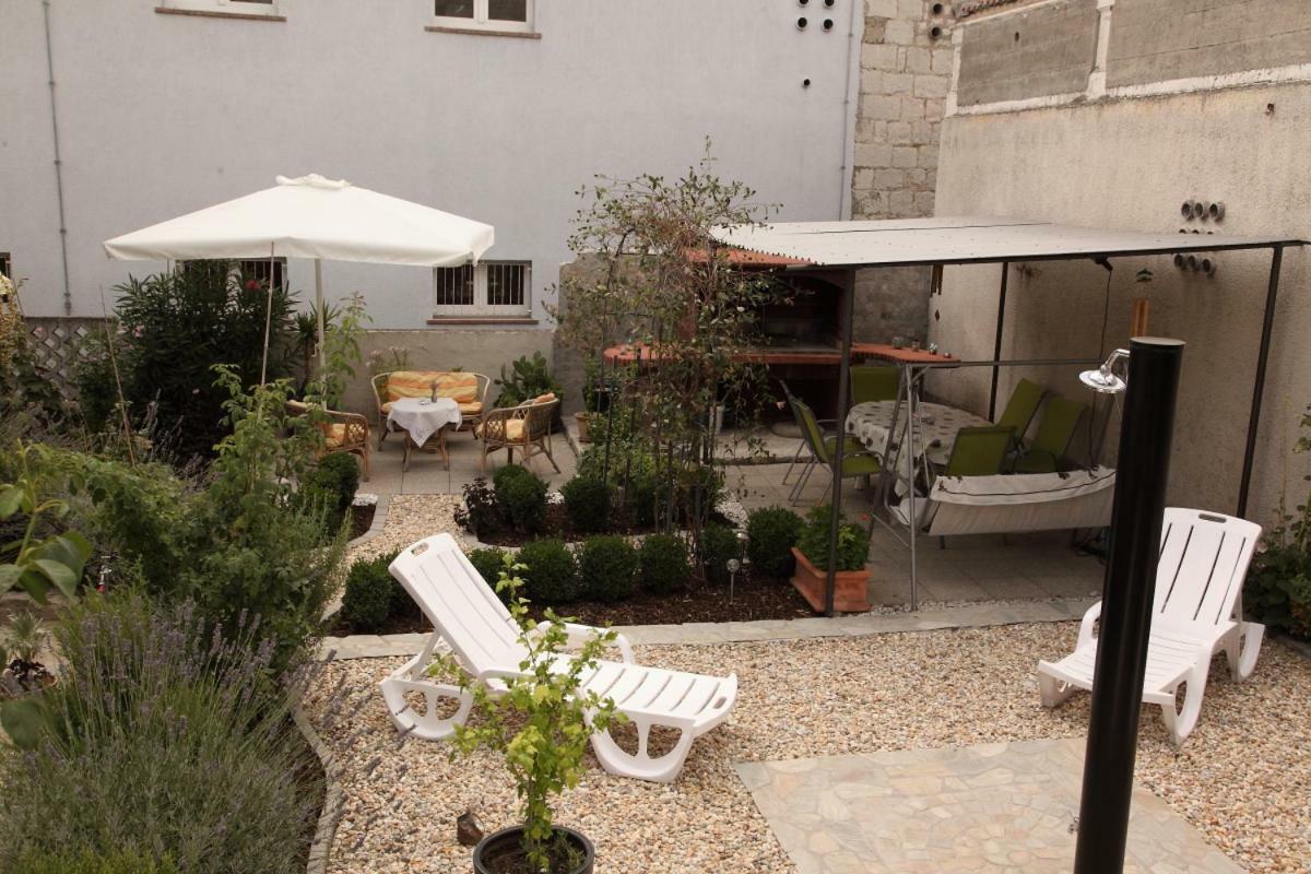 Apartments Mali Raj Vranjic Exterior foto